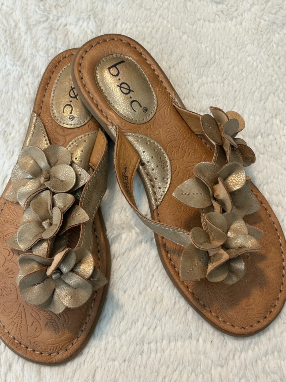 b.o.c. Tan Slip On Sandal Metallic Gold Floral Detail Sz 6 Beach Vacation Summer